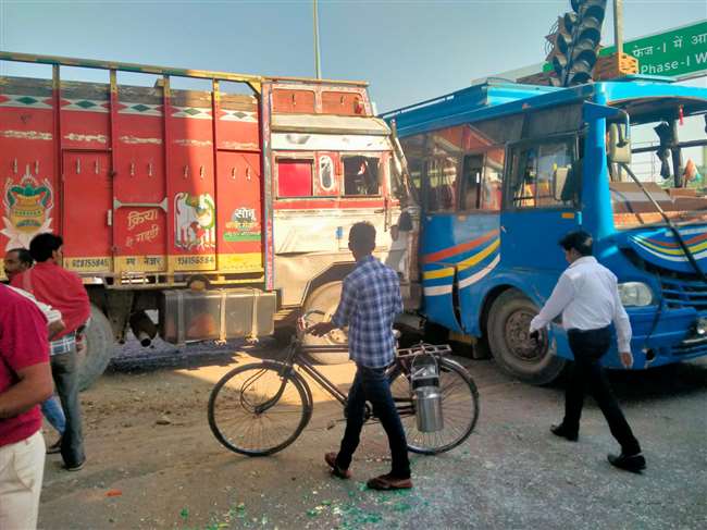 जौनपुर से वाराणसी आ रही यात्रियों से भरी बस को रिंग रोड चौराहे पर ट्रक ने मारी टक्कर, कई लोग घायल