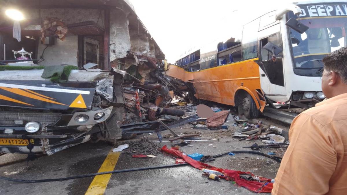 Bus Accident In Barabanki: यूपी के बाराबंकी में पूर्वांचल एक्सप्रेसवे पर भीषण हादसा, आठ लोगों की मौके पर ही मौत; 18 घायल