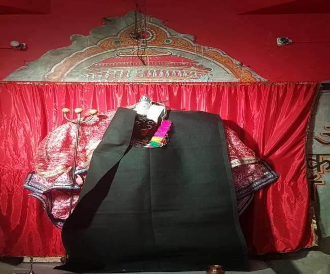 Theft in Agra: आगरा में काली देवी के मंदिर से चांदी का मुकुट और छत्र चोरी कर ले गए चोर