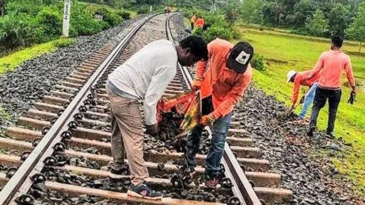 Ghaziabad News: रेलवे ट्रैक पर Reels बनाते समय हादसा, ट्रेन की चपेट में आने से लड़की समेत तीन की मौत