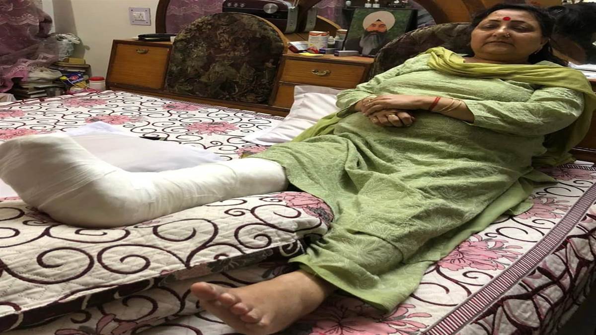 Sarveen Choudhary: हिमाचल की कैबिनेट मंत्री सरवीण चाैधरी के पांव की हड्डी खिसकी, टांडा में प्‍लास्‍टर चढ़ाया