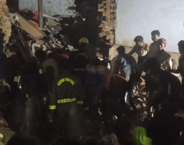 जौनपुर में देर रात बड़ा हादसा, दो मंजिला मकान हुआ धराशाई; पांच लोगों की मौत और पांच घायल
