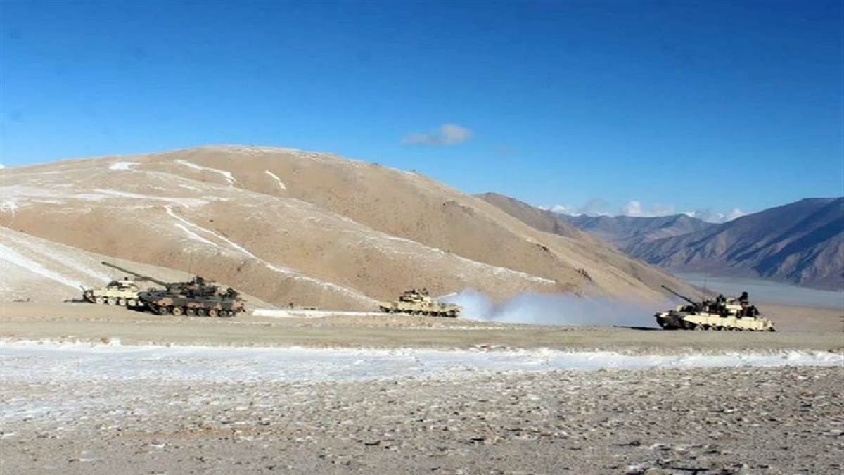 India China Border: पूर्वी लद्दाख की सीमा के पास चीन कर रहा है फ्रंटलाइन विमानों की तैनाती, भारतीय सेना है अलर्ट