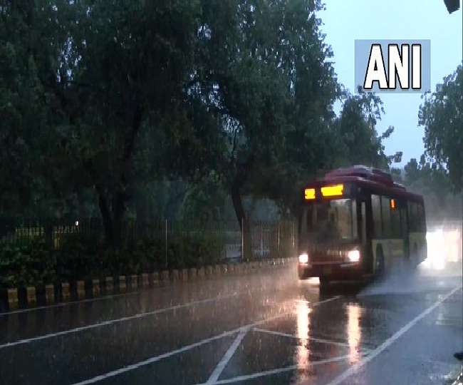 Weather Updates: देश के कई इलाकों में हुई झमाझम बारिश, दिल्ली में सड़कों पर भरा पानी