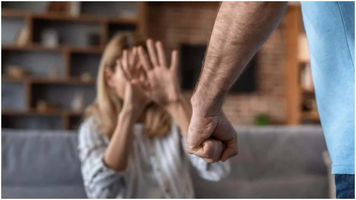Violence In Relationship: रिश्ते में क्यों हिंसक और आक्रामक हो जाते हैं लोग? जानें मनोवैज्ञानिक से इसकी वजह