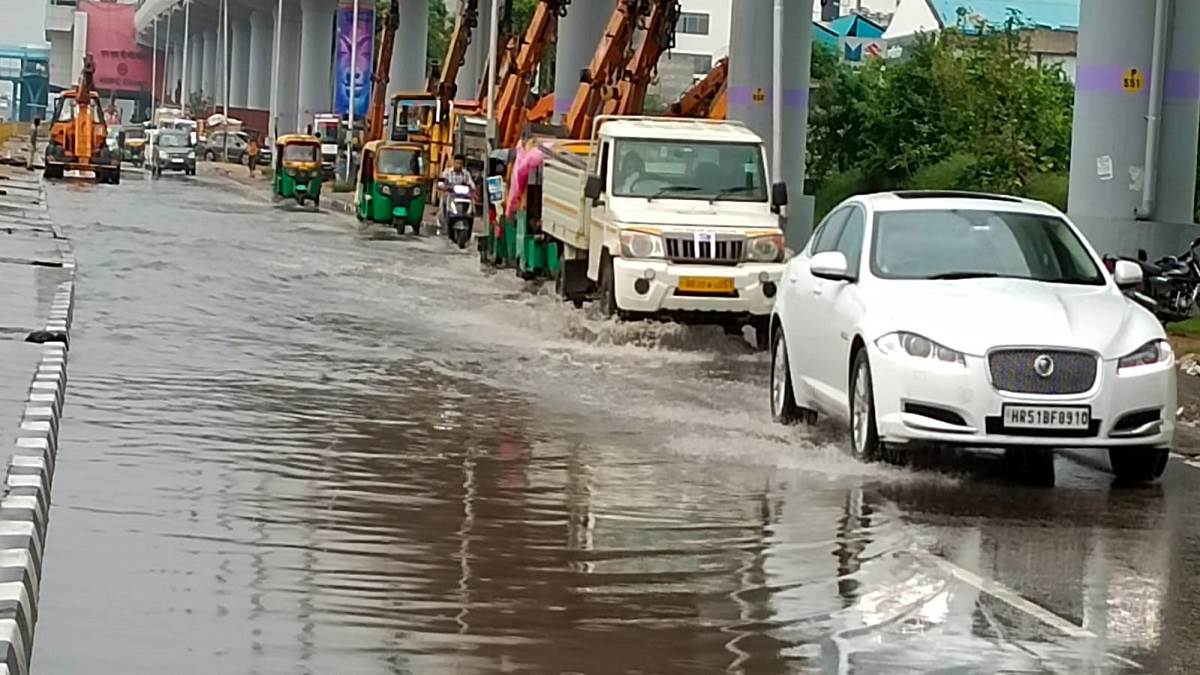 Delhi Rains: दिल्ली-NCR में सावन से दो दिन पहले लगी बारिश की झड़ी, मौसम हुआ सुहाना; गर्मी से मिली राहत