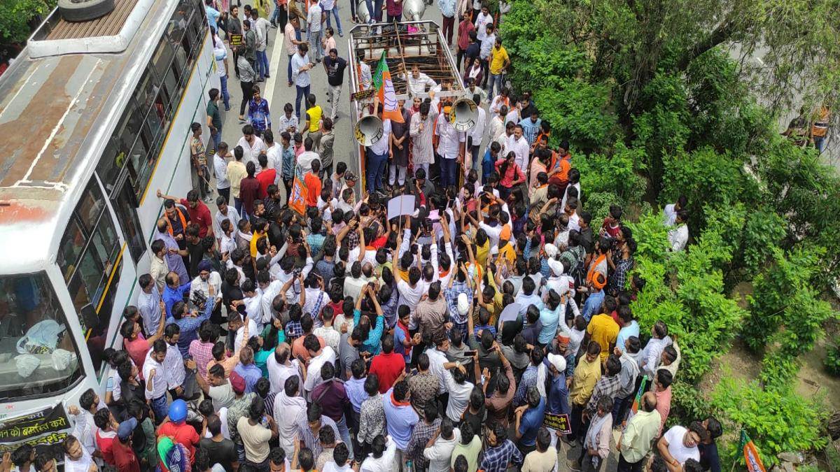 Satyendra Jain: भाजपा कार्यकर्ताओं ने दिल्ली के चंदरीराम अखाड़े पर किया जोरदार प्रदर्शन, सत्येंद्र जैन की बर्खास्तगी की मांग