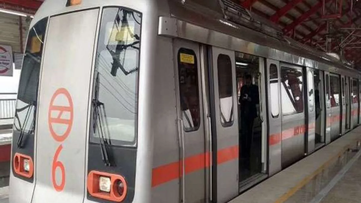 Delhi Metro News: दिल्ली मेट्रो के लाखों यात्रियों को राहत, रेड लाइन पर चलेगी 8 कोच वाली मेट्रो ट्रेन