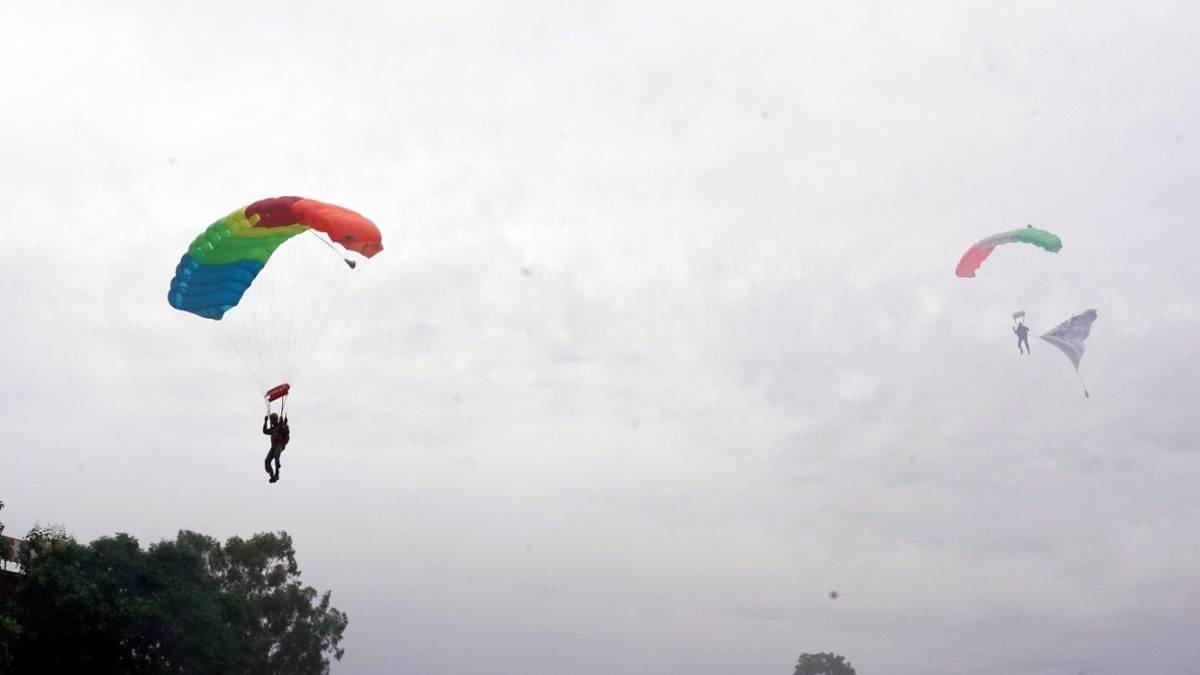 Photos: चंडीगढ़ में स्वतंत्रता दिवस कार्यक्रम में जब आसमान से कूदे जाबांज, लोगों की थम गई सांसें, वायुसेना के जवानों ने दिखाए करतब