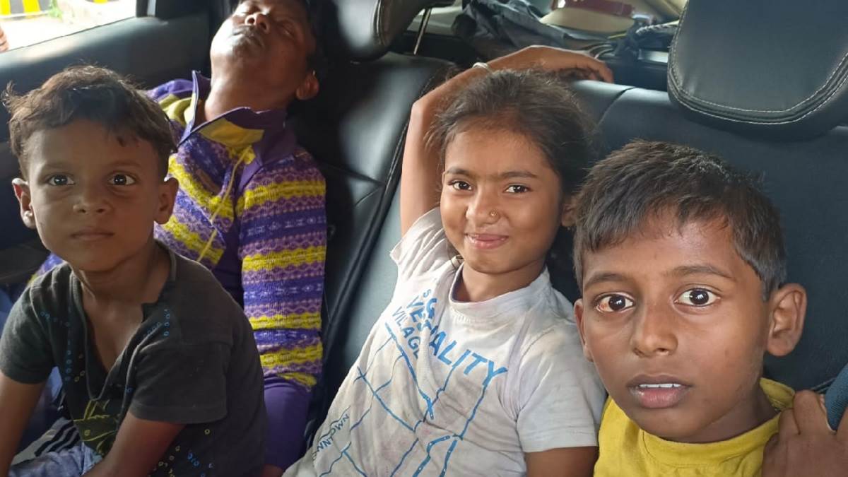 कानपुर पुलिस ने 12 घंटे में उन्नाव में ढूंढ निकाले लापता 3 बच्चे, झोले में लिये थे भगवान की वेशभूषा वाले कपड़े