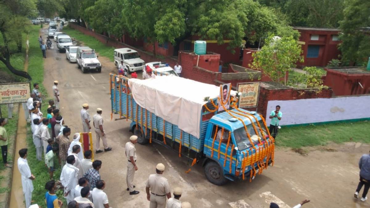 पैतृक गांव में पहुंचा डीएसपी सुरेंद्र बिश्‍नोई का पार्थिव शरीर, राजकीय सम्‍मान के साथ होगा अंतिम संस्‍कार