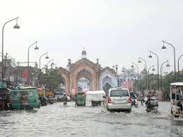 UP Rain: यूपी में बारिश का कहर, 24 घंटे में गई 17 लोगों की जान; इन जिलों में स्कूल बंद करने के आदेश