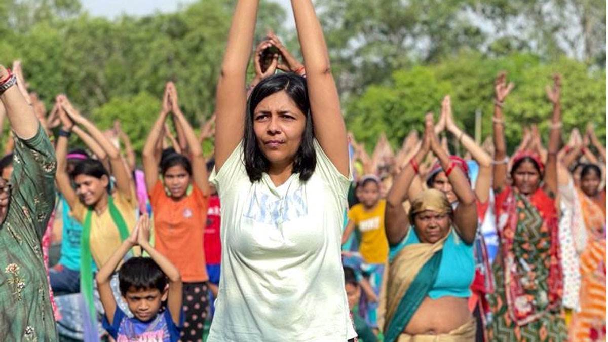 International Yoga Day: दिल्ली महिला आयोग अध्यक्ष ने डीडीए पार्क में 500 महिलाओं के साथ किया योगा