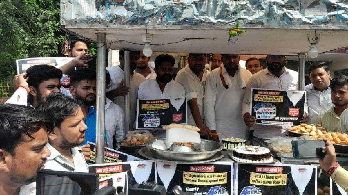 Agra News: बेरोजगारी दिवस के रूप में मनाया प्रधानमंत्री का जन्मदिन, यूथ कांग्रेस ने केक काटकर बेचे गोलगप्पे