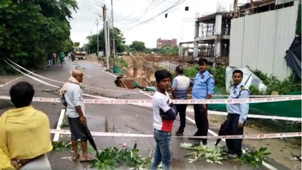 Heavy Rain Effect in Lucknow: भरभरा कर गिरी गोमती नगर रेलवे स्टेशन की बाउंड्री वाल, सड़क भी टूटी