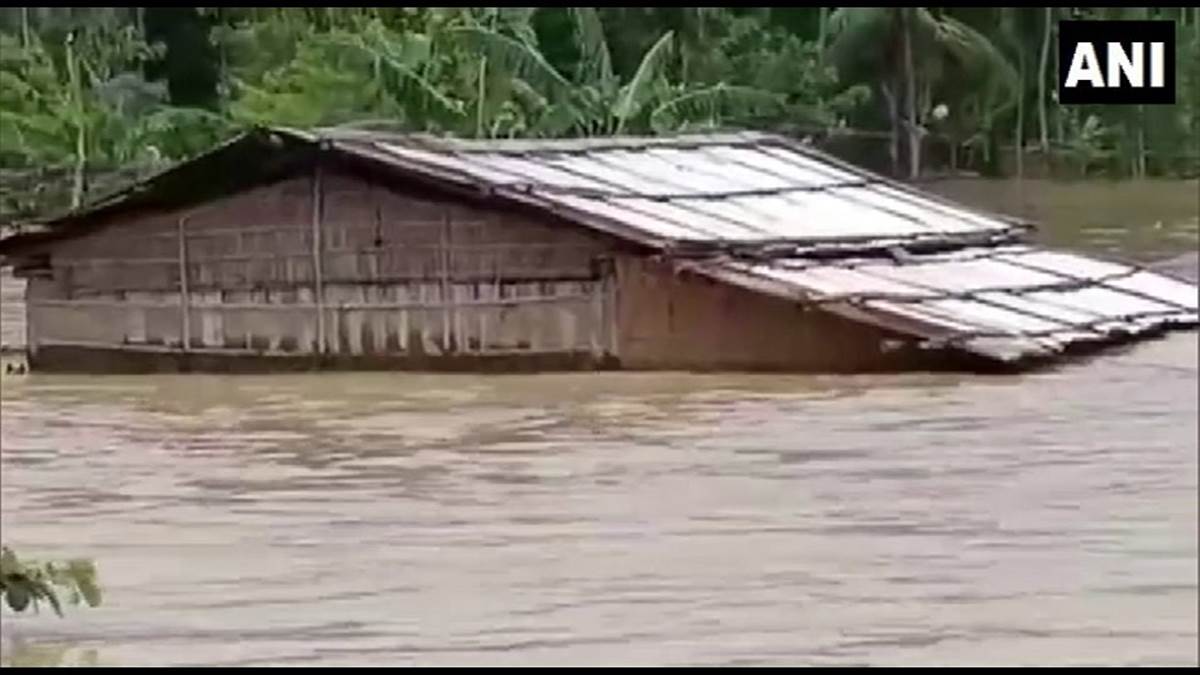Assam Flood: असम में बाढ़ से 4 जिलों में बिगड़े हालात, करीब 7 लाख से अधिक लोग प्रभावित