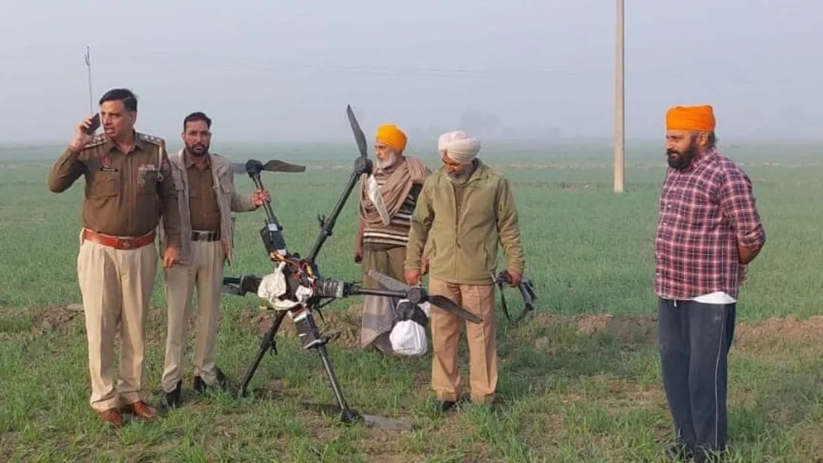 पंजाब में बीएसफ ने भारत-पाकिस्तान सीमा पर ड्रोन को किया ढेर, 5 किलोग्राम हेरोइन बरामद
