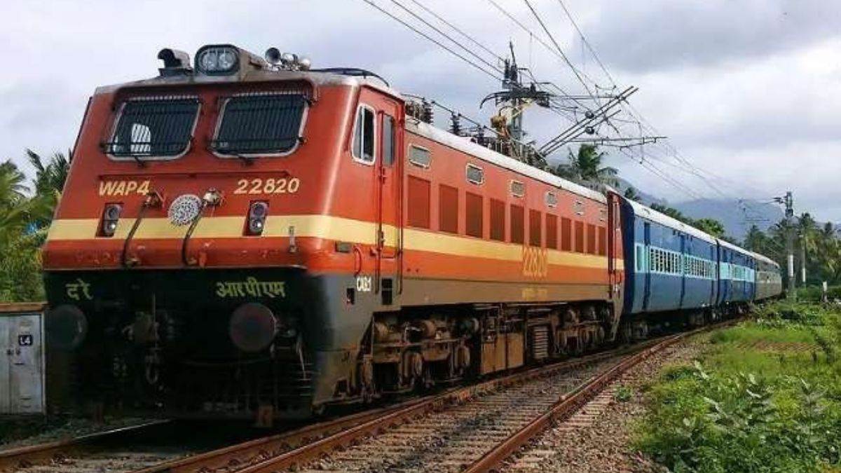चन्दौसी-अलीगढ़ रेल रूट पर 13 घंटे बाद चली ट्रेन, डिबाई रेलवे स्टेशन के यार्ड में भर गया था बारिश का पानी