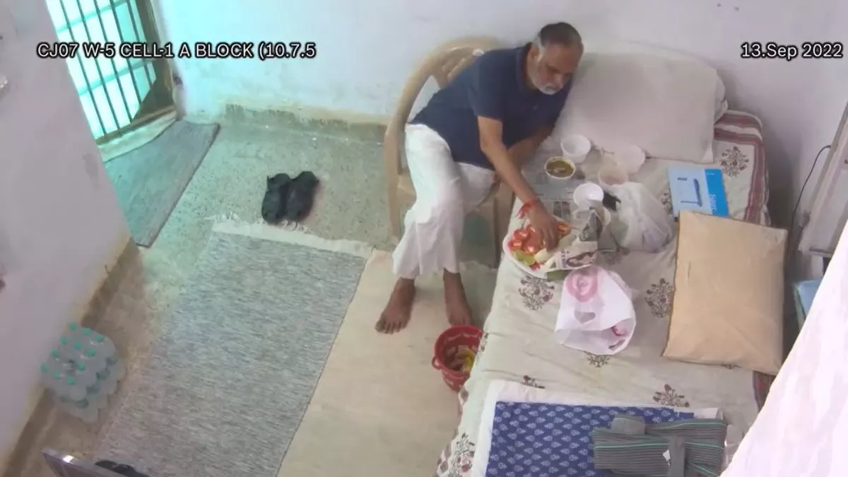 भाजपा ने जारी किया तिहाड़ जेल में बंद सत्येंद्र जैन का एक और वीडियो, खा रहे बाहर से मंगाया गया खाना व फल