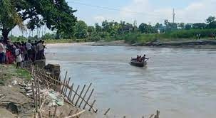 Bihar News: मुजफ्फरपुर में नाव पलटी, दस बच्चे लापता, 20 लोगों को निकाला गया