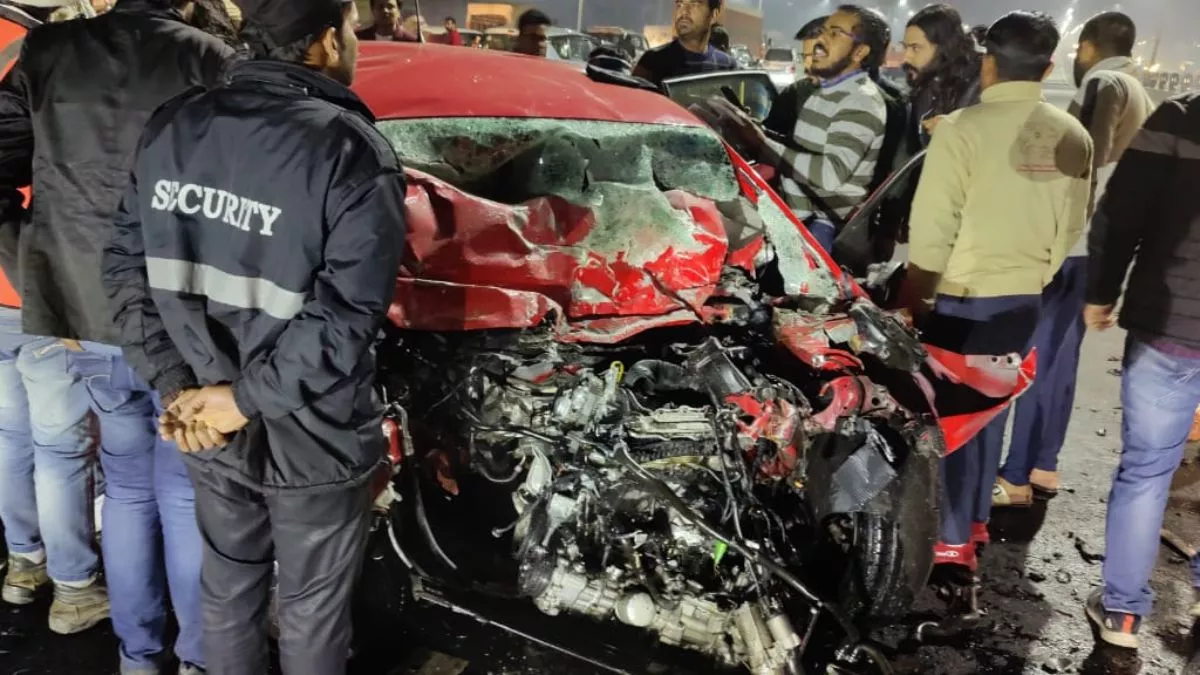 Ghaziabad Accident: गलत दिशा में चल रही कार की मिनी बस से जोरदार भिड़ंत, चालक की मौके पर मौत; हादसे में 8 घायल