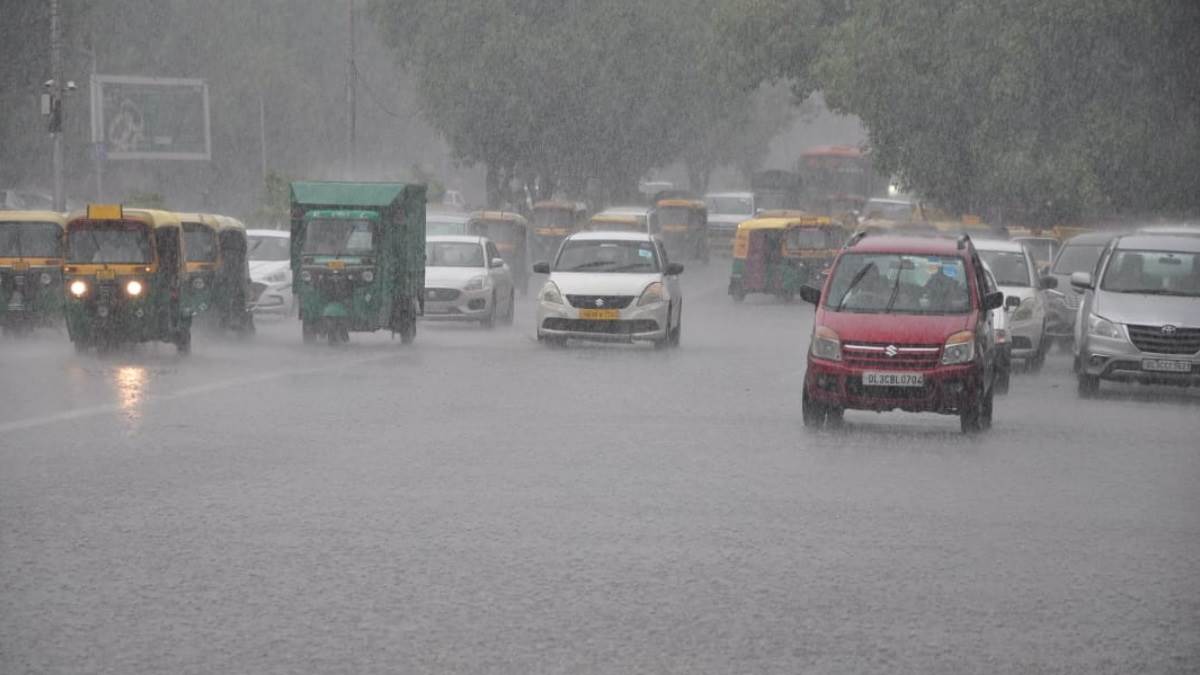 Weather Update: दिल्‍ली-NCR में बारिश से मौसम सुहावना, चेरापूंजी में 1995 के बाद रिकॉर्ड वर्षा; असम में बाढ़ से 54 की मौत