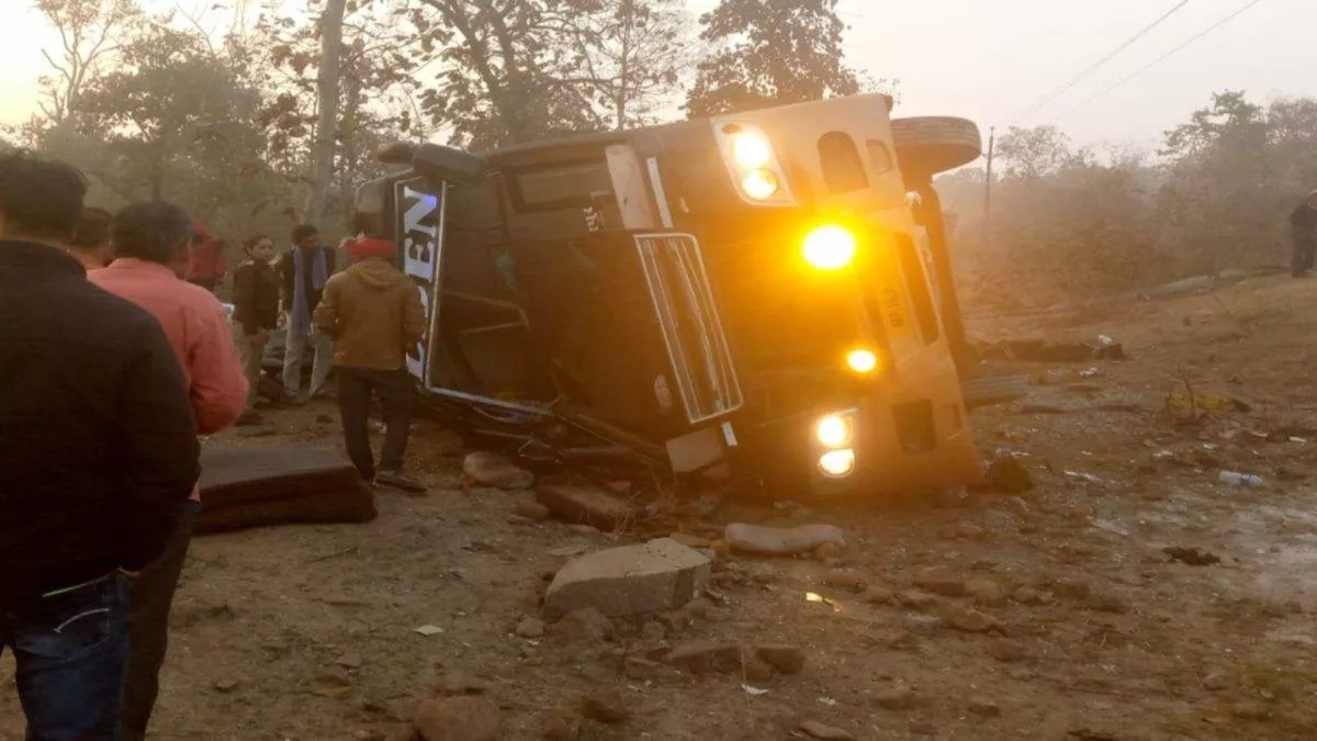 Sagar Road Accident: इंदौर से छतरपुर जा रही बस पलटी, चार की मौत; 35 घायल