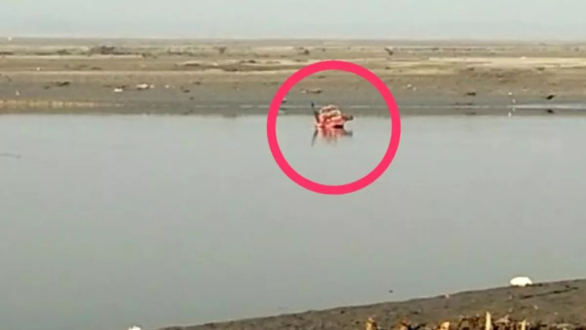 खनन अधिकारी को ट्रैक्टर चालक ने छकाया, पहले तो साइड नहीं दी, फिर गंगा नदी में ट्रैक्टर छोड़कर भागा