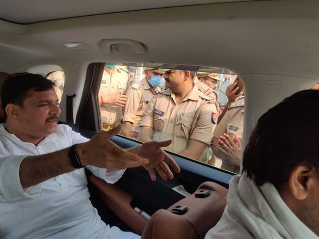 वाराणसी में आम आदमी पार्टी की तिरंगा संकल्‍प यात्रा पर पुलिस का पहरा, संजय सिंह हिरासत में