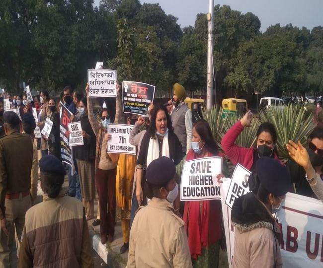 7वें वेतन आयोग की मांग को लेकर चंडीगढ़ के मटका चौक पर प्रोफेसर्स का प्रदर्शन, पुलिस मौके पर तैनात