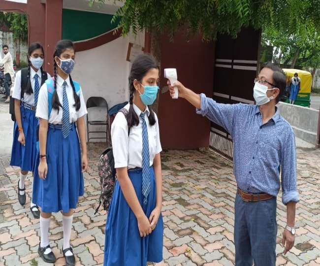 Schools Re-Open in Gorakhpur: पांच माह बाद खुले कक्षा 9 से 12 तक के स्कूल, स्‍कूूलों में लौटी रौनक