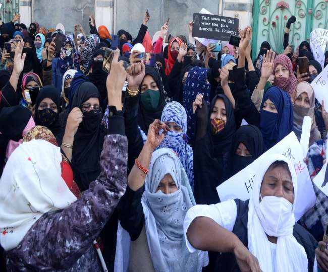 Hijab Row: कर्नाटक हाईकोर्ट में आज फिर होगी सुनवाई, याचिकाकर्ताओं के वकील की अपील- शुक्रवार को हिजाब पहनने की अनुमति दें