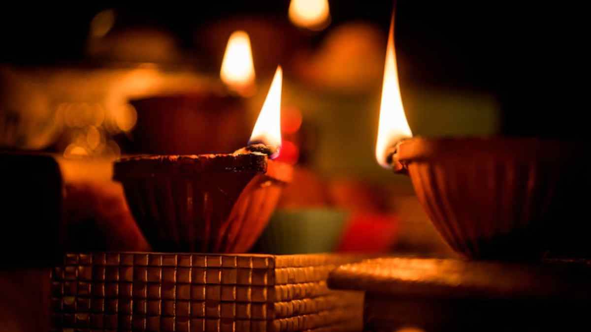 Diwali 2022: दिवाली पर लक्ष्मी-गणेश पूजा के बाद क्यों बनाया जाता है दीपक से काजल? जानिए कारण