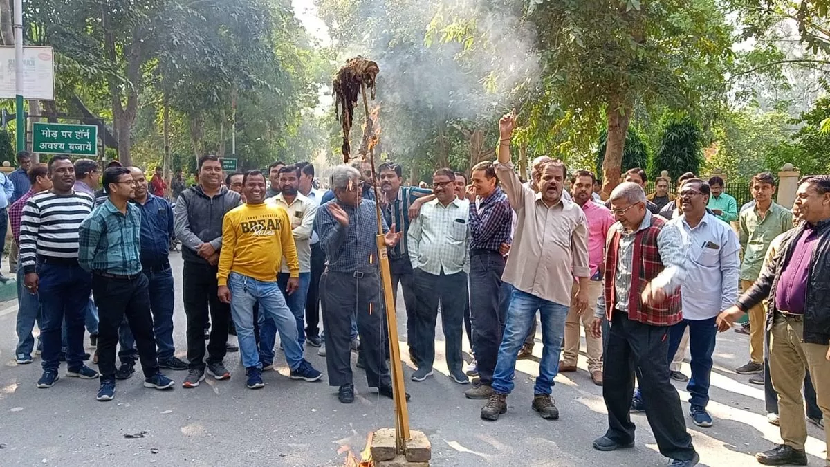 CSJMU Kanpur में कर्मचारियों ने कुलपति प्रो. विनय पाठका का पुतला फूंका, उत्पीड़न का अरोप लगा नारेबाजी की