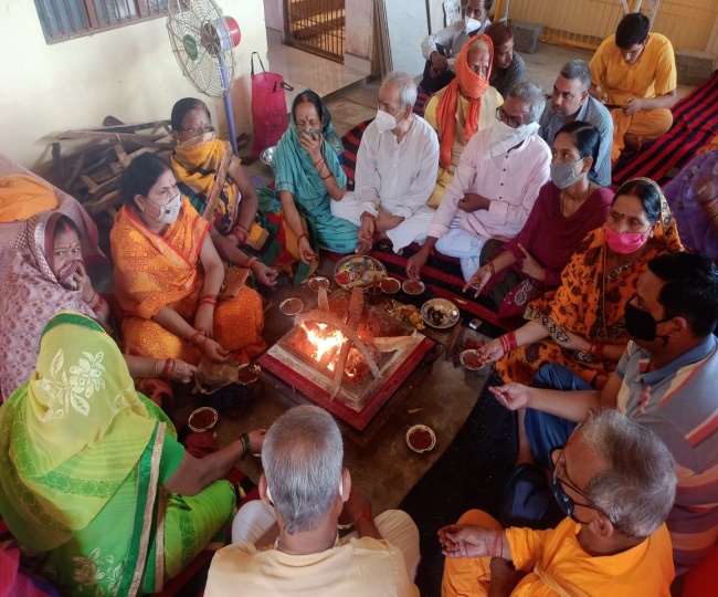 Guru Purnima 2021: शिष्यों से गुलजार हुआ गुरु का दरबार, प्रयागराज संगम में भक्‍तों ने लगाई पुण्‍य की डुबकी