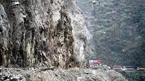 जम्मू-श्रीनगर नेशनल हाईवे पर भूस्खलन, बोल्डर से टकराने के बाद खाई में गिरा ट्रक; चार लोगों की मौत