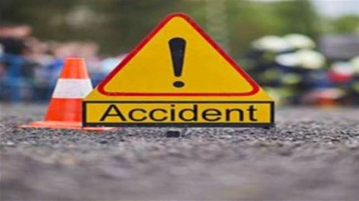 Noida News: यमुना एक्सप्रेस वे पर हादसा, ट्रक की टक्कर से रेलिंग के पास लटकी डबल डेकर बस, 1 की मौत, कई घायल