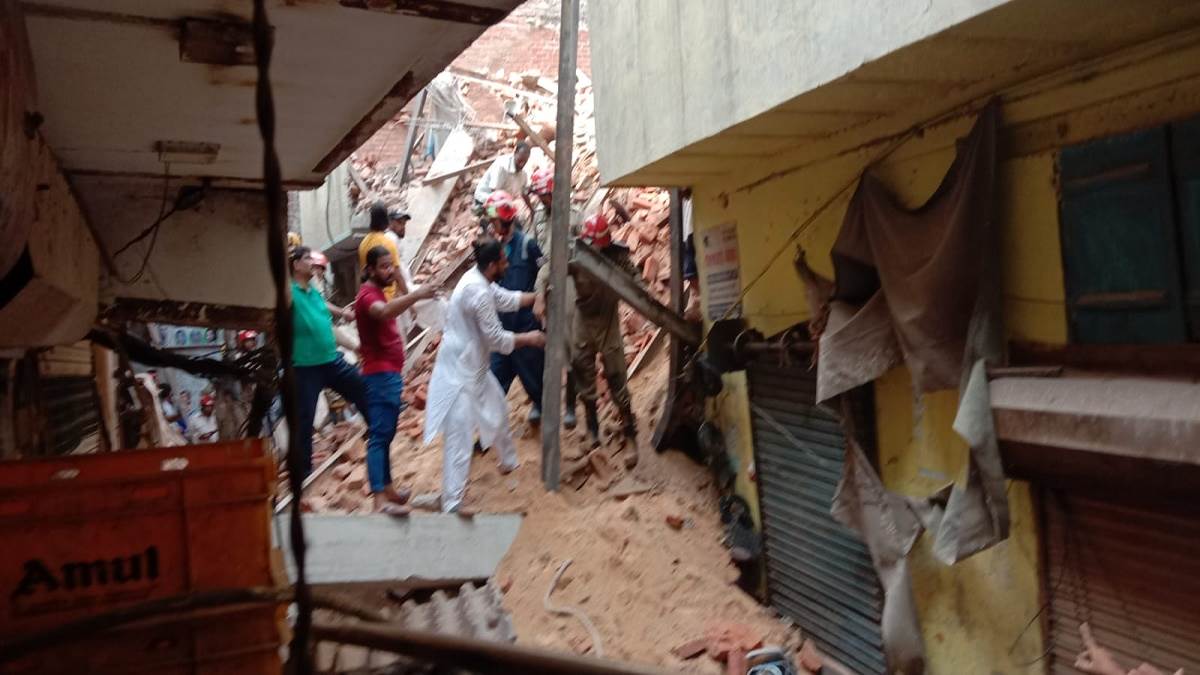 Delhi Building Collapse: जानिये- आजादपुर मार्केट में ढही इमारते के मलबे से कैसे बचाए गए 'कांग्रेस' और 'अंग्रेज'
