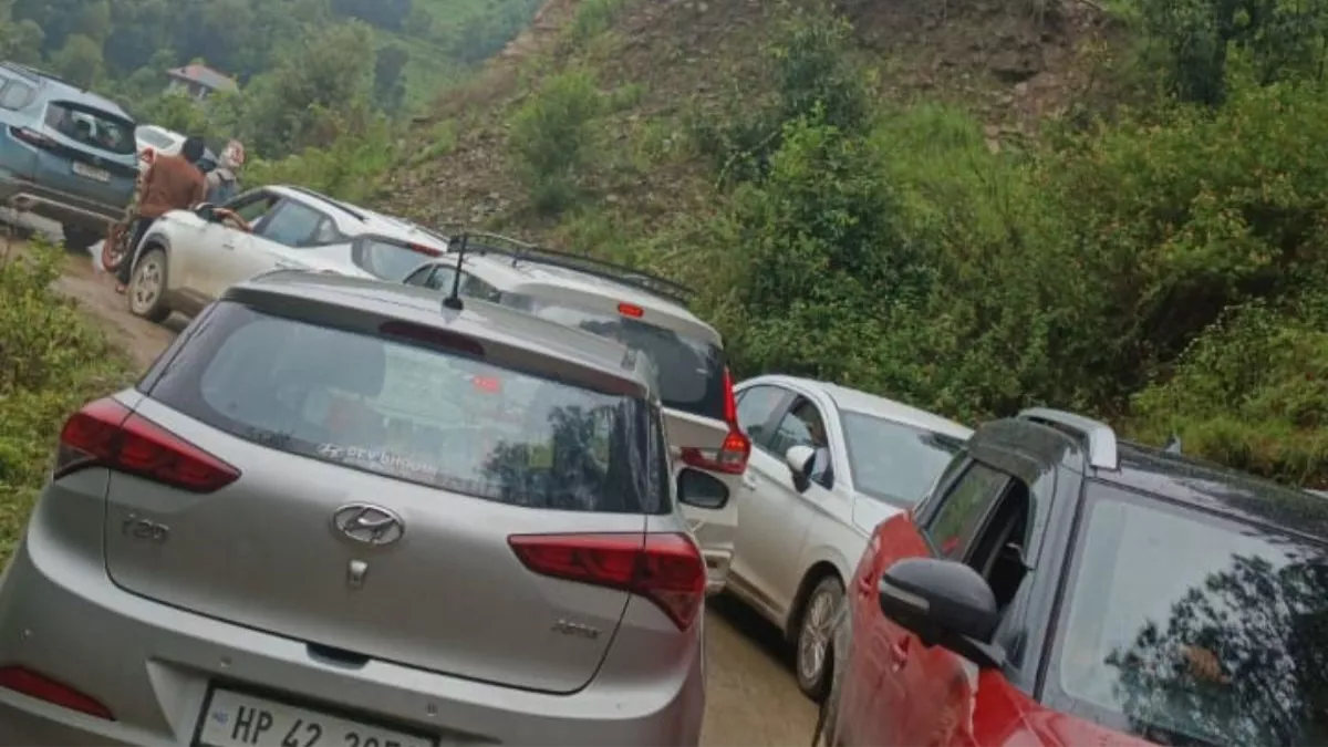 मनाली चंडीगढ़ राष्ट्रीय राजमार्ग 18 घंटे बाद भी बहाल नहीं, भूखे-प्यासे रात गुजार रहे फंसे हजारों लोग