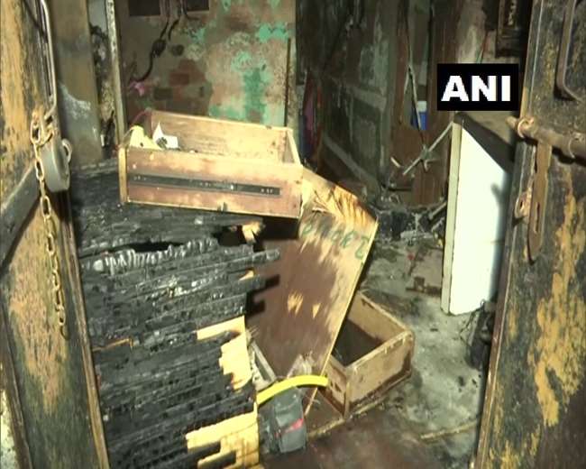 दिल्ली के फर्श बाजार इलाके में सिलेंडर ब्लास्ट, घर में आग लगने से 4 लोगों की मौत, 1 शख्स बुरी तरह झुलसा
