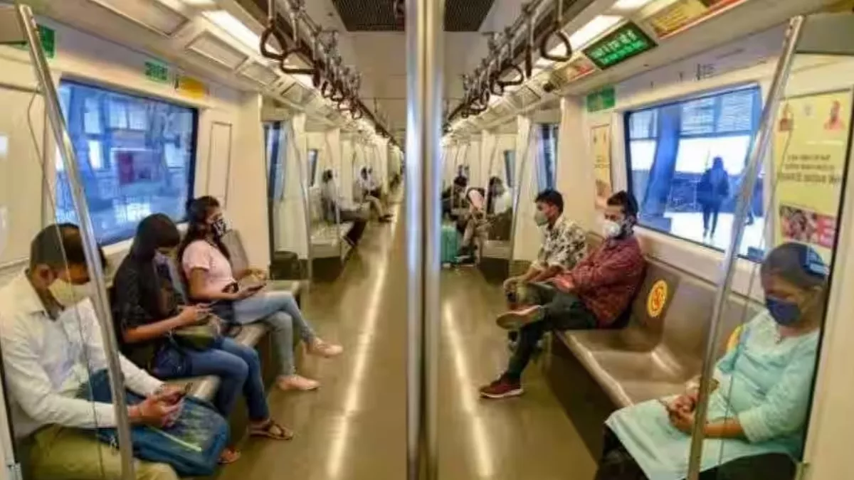 जाम छलकाने वालों के लिए खुशखबरी, Delhi Metro में ले जा सकेंगे शराब की दो सीलबंद बोतलें
