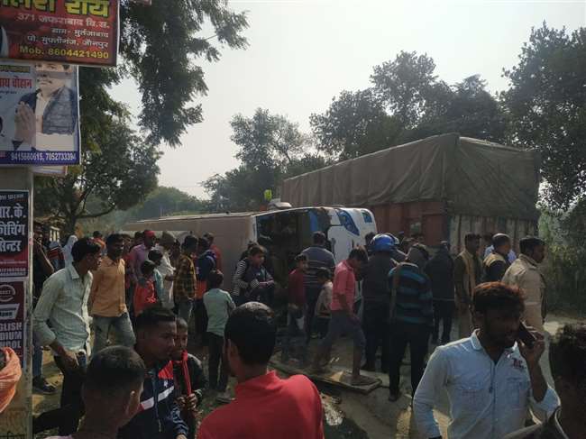 यात्रियों को ले जा रही बस जौनपुर में पलटी, दस घायलों को पुलिस ने भेजा जिला अस्‍पताल