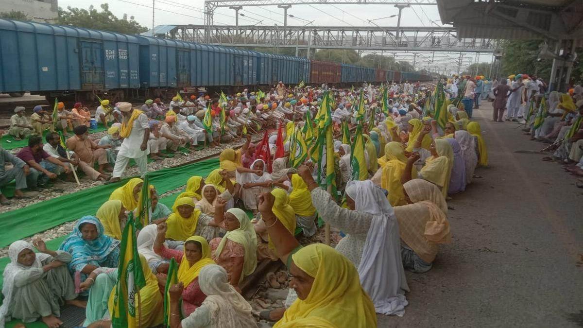 Punjab Farmers Protest: किसानों ने 3 घंटे ट्रेनों का चक्का किया जाम, दिल्ली और पटियाला रेल मार्ग पर यातायात प्रभावित