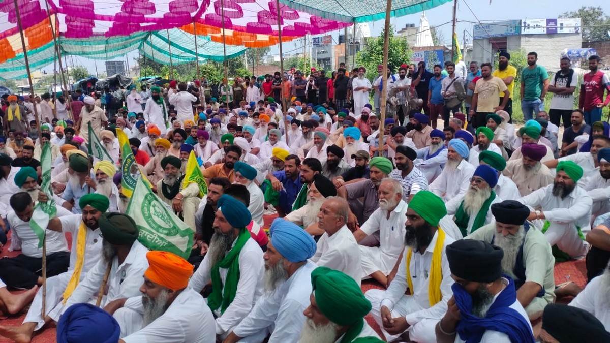 Punjab Farmers Protest: फगवाड़ा में नेशनल हाईवे पर दूसरे दिन भी डटे किसान, जानें जालंधर और लुधियाना का रूट डायवर्ट