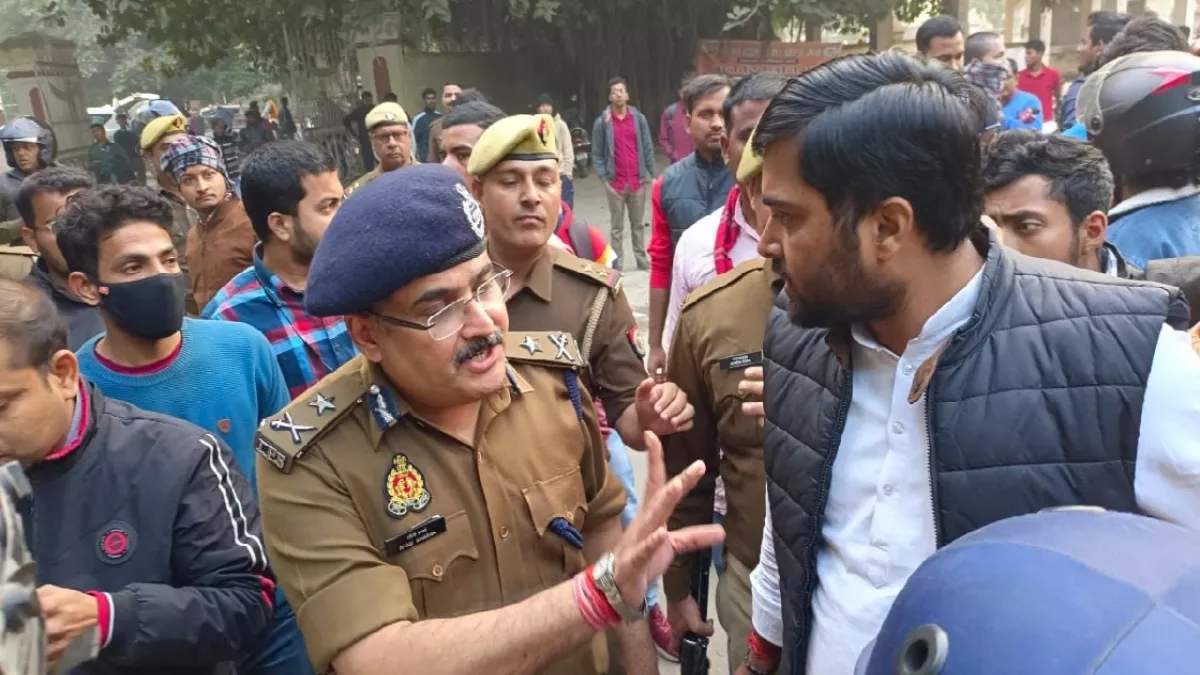 Allahabad University Clash: इंस्पेक्टर बोला- मुझ पर चलाओ पत्थर, छात्रनेता ने कहा- तुम ज्यादा सिंघम न बनो..