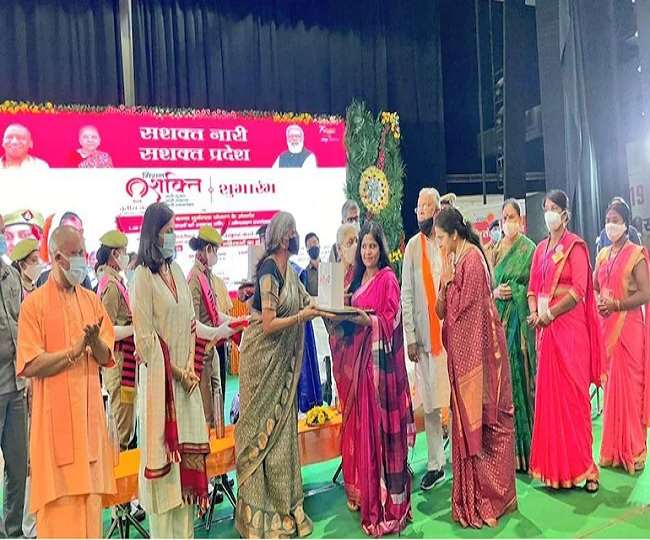 Mission Shakti in UP: यूपी की महिलाएं बनी आत्मनिर्भर, जरूरतमंद महिलाओं को दिखा रहीं रोजगार की राह