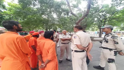 दिल्ली पुलिस ने यति नरसिंहानंद के साथियों को हिरासत में लिया, सुप्रीम कोर्ट से दया मृत्यु की मांग की