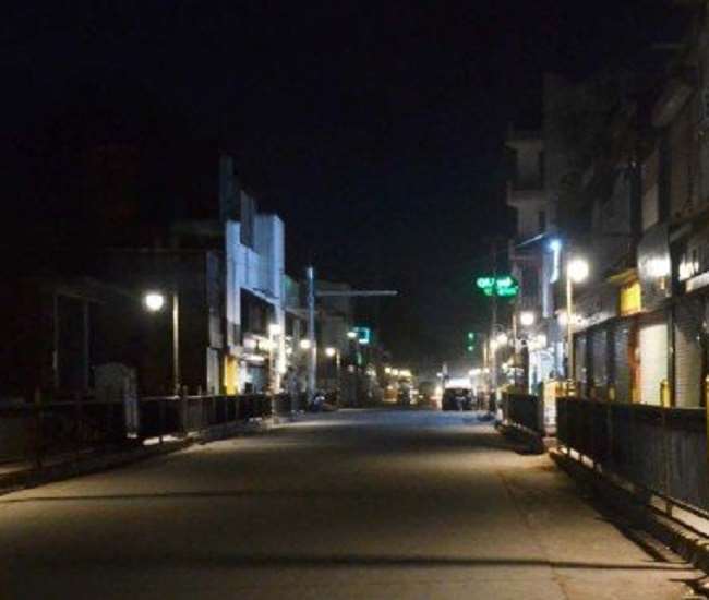 अंधेरेे में रोशनी का विकास ढूंढ़ रहीं अलीगढ़ की सड़कें